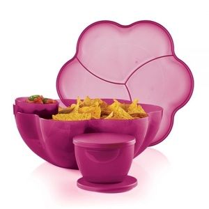 Tupperware Chip and Dip Serving Center